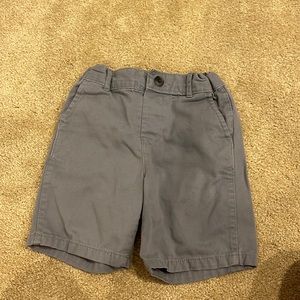 Bundle of 2 children’s place 4t boys short. Grey chino and black cargo.